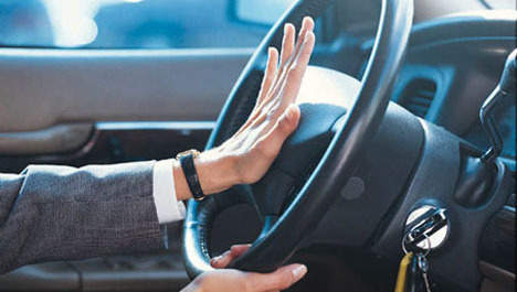 Femme Conductrice Klaxonnant à La Main Son Klaxon De Voiture Pour