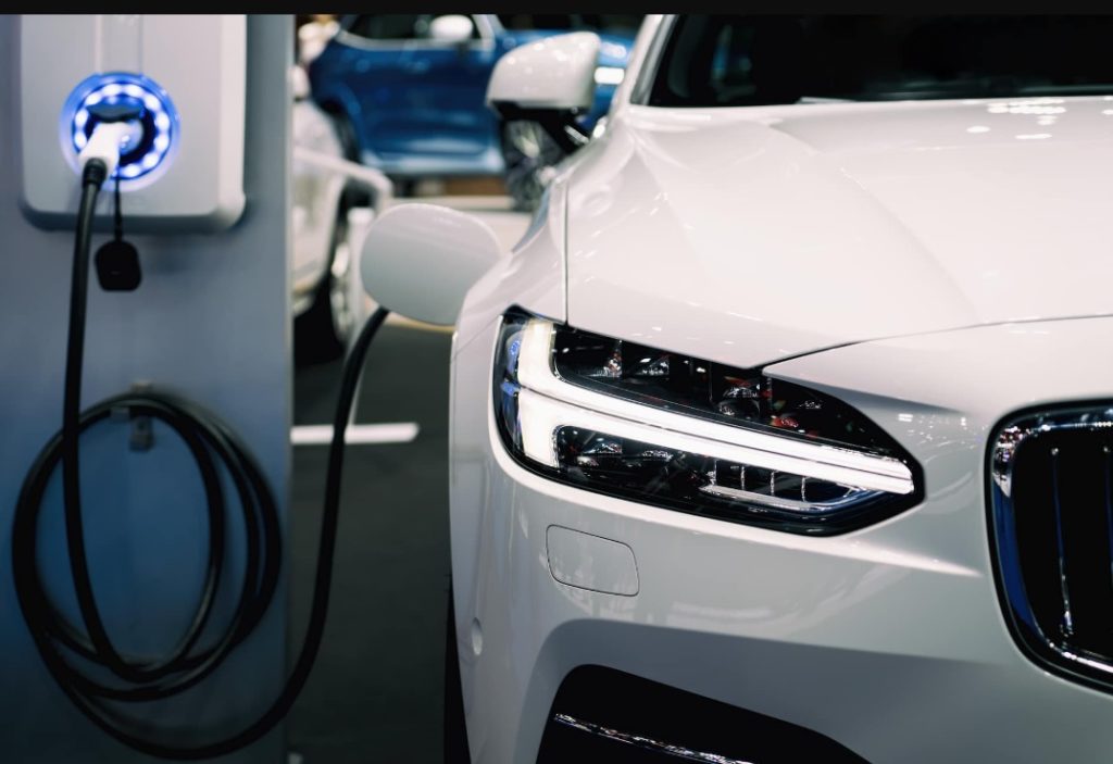 Une voiture qui charge