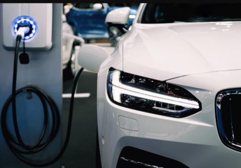 Une voiture qui charge