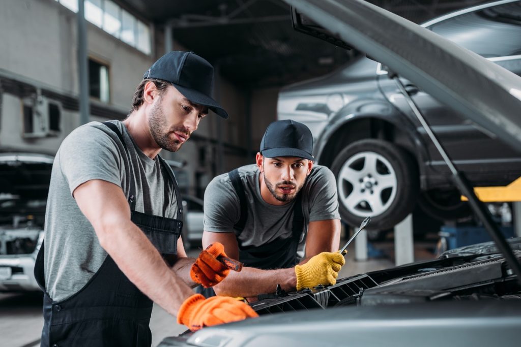 mécaniciens travaillant sur une voiture