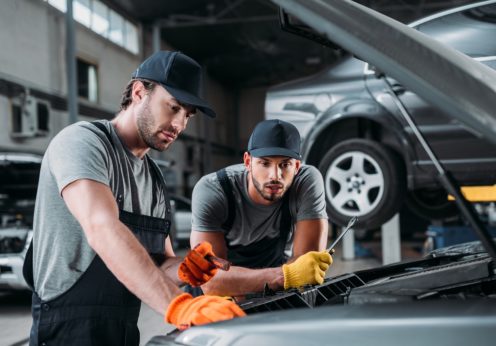 mécaniciens travaillant sur une voiture